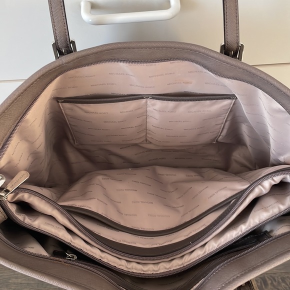 MICHAEL KORS Jet Set Travel Large macbook Saffiano Leather tote in taupe color - Picture 5 of 7